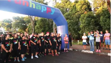  ??  ?? Willie (second right, front row) and others get ready to start off the run.