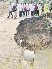  ??  ?? DICEROBOH: Radin meninjau kawasan tanah MESEJ Kampung Sungai Laba Pulau Sebatik yang diceroboh dan ditanam dengan limau serta kelapa sawit.