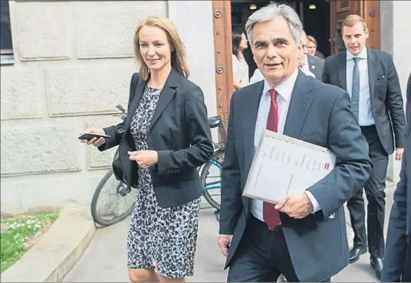  ?? CHRISTIAN BRUNA / EFE ?? Werner Faymann, que dimitió como canciller de Austria, saliendo de una reunión del partido socialdemó­crata SPÖ, ayer en Viena