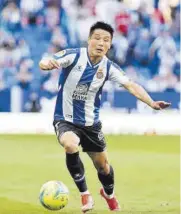  ?? // DAVID RAMÍREZ ?? Wu Lei se aleja del Espanyol