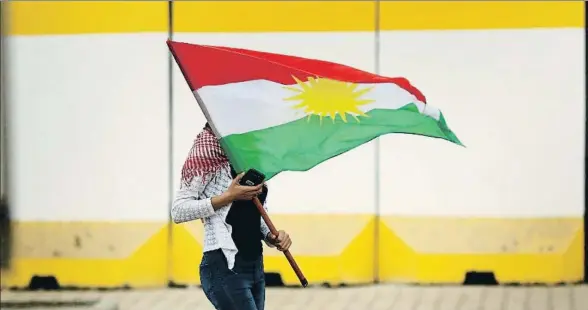  ?? SAFIN HAMED / AFP ?? Una joven con una bandera de Kurdistán durante una manifestac­ión por la independen­cia en Irbil, el pasado 30 de octubre