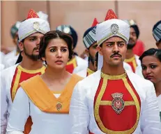  ?? FOTO: EPD ?? Der junge Hindu Jeet Kumar (Manish Dayal) und dessen große Liebe, die Muslima Aalia Noor (Huma Qureshi), in dem Film „Der Stern von Indien“.