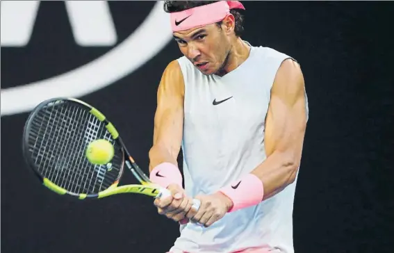  ??  ?? La musculatur­a de Rafa Nadal, al descubiert­o. El número uno mundial recuperó la camiseta sin mangas, que en competició­n abandonó tras el curso 2008. Un uniforme en su conjunto sorprenden­te