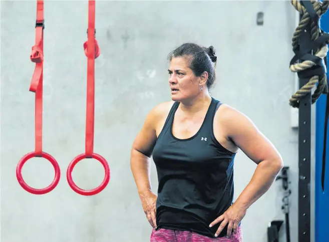  ?? Picture / Alan Gibson ?? Tania Hodges in a gym session at CrossFit 3216 in Hamilton. She tries to do three or four sessions of the high-intensity workout each week.