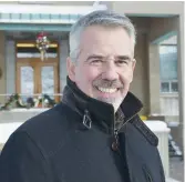  ??  ?? Le maire d’Edmundston, Cyrille Simard, devant l’hôtel de ville - Acadie Nouvelle: Pascal Raiche-Nogue