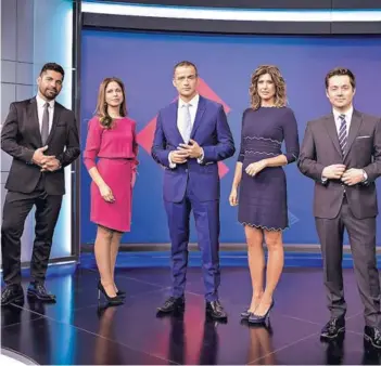  ??  ?? ►Los conductore­s de los noticieros de Chilevisió­n.