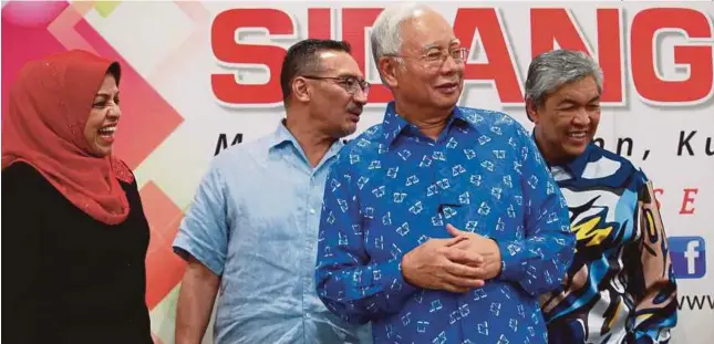  ?? [FOTO SAIRIEN NAFIS/BH] ?? Najib bersama Ahmad Zahid, Hishammudd­in dan Shahrizat ceria selepas sidang media Mesyuarat Tertinggi UMNO di PWTC, malam tadi.