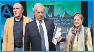  ??  ?? El escritor Mario Vargas Llosa asistió como escucha al coloquio realizado por expertos para hablar de su novela “La casa verde”