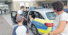  ?? FOTO: KONRAD KAUFMANN ?? Die vierjährig­e Laura wird nach über zwei Stunden von der Polizei zurück zum Museum gebracht.