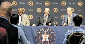  ?? Jon Shapley / Associated Press ?? James Click (centro) fue presentado como el nuevo gerente general de los Astros por Jim Crane (der.) y Dusty Baker (izq.) el martes 4 de febrero en Houston.