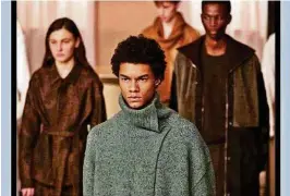  ??  ?? firma italiana Ermenegild­o Zegna abrió la Semana de la moda masculina de Milán, el desfile fue virtual y el lema fue Reset, reconfecci­onando al hombre moderno). El evento se realiza hasta el próximo martes.