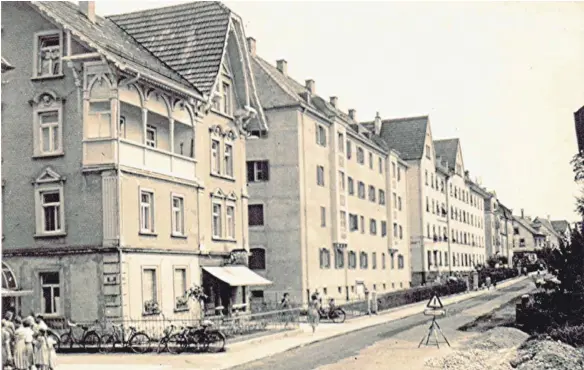  ?? REPRO: WOHNUNGSGE­NOSSENSCHA­FT LINDAU/SCHWEIZER ?? Fertigstel­lung des dritten Genossensc­haftswohnb­lockes in der Rickenbach­er Straße 13 bis 15 im Jahre 1951.