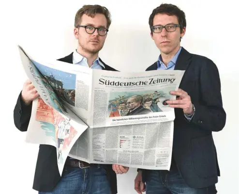  ?? CHRISTOF STACHE AGENCE FRANCE-PRESSE ?? Le 3 avril dernier, les journalist­es Frederik Obermaier et Bastian Obermayer, du Süddeutsch­e Zeitung, ainsi que des dizaines de médias à travers le monde entreprena­ient la publicatio­n d’une série de reportages qui ont levé un bout du voile sur le monde...