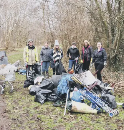  ??  ?? 0 Litter clean-up squads, like this one in Edinburgh, improve the environmen­t and help people get more exercise