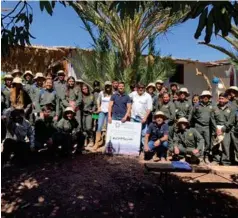  ??  ?? “Desde el inicio del proyecto, hemos trabajado en conjunto con la comunidad de Pica, Matilla y Quisma, hemos hecho capacitaci­ones a alumnos de la escuela agrícola de la zona y también hemos dado apoyo técnico a los parceleros” menciona Marcelo Lorca, Gerente Agrícola de Espíritu de Chile wines.