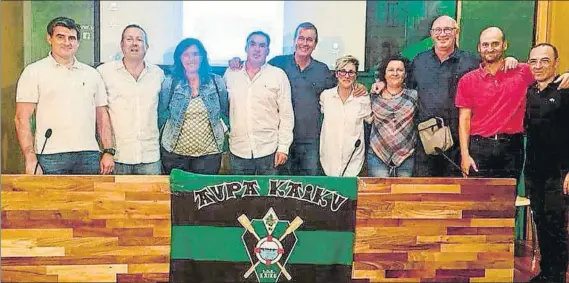  ?? FOTO: KAIKU ?? Con ilusión Amador Antón, el cuarto por la izquierda, acompañado de los miembros de su junta directiva, cree que la escuela de remo debe ser la base del trabajo futuro del club