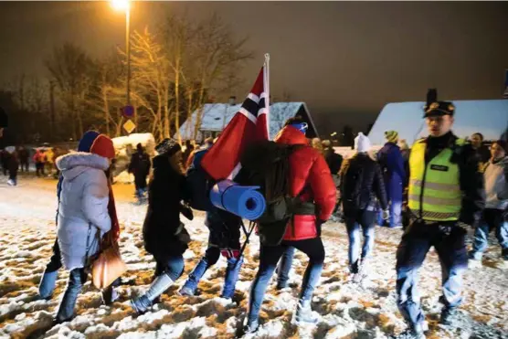  ?? FOTO: BERIT ROALD, NTB SCANPIX ?? SLET TUNGT: Politiet og vekterne slet tungt med å få folk til å rette seg etter de henvisning­ene som ble gitt under kaoset lørdag kveld.