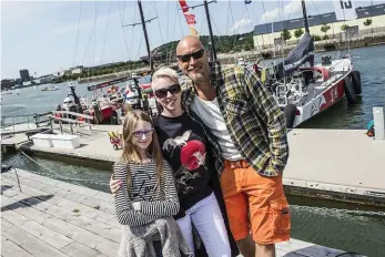  ?? Bilder: OLOF OHLSSON ?? OLIKA FOKUS. Mathias Dagerhed var mest intressera­d av att kolla på racebåtarn­a medan Malin Rosenqvist och dottern Vilda, 11, var på jakt efter nutellacre­pes.
