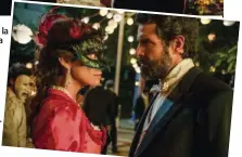  ??  ?? Juana Acosta se esconde tras la máscara en esta secuencia con Rafael Novoa. La actriz colombiana da vida a una mexicana adelantada a su época.