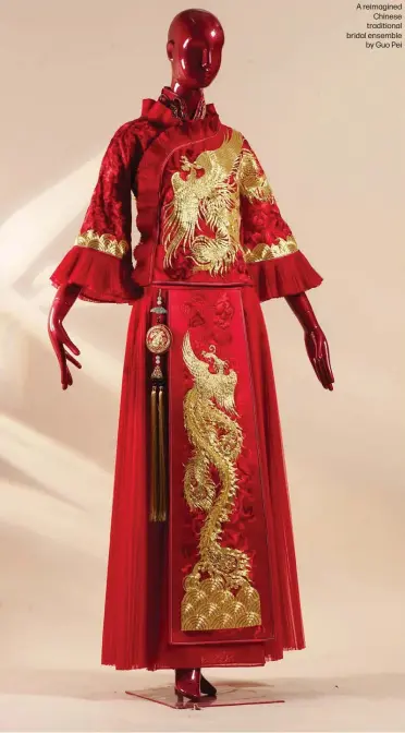  ?? ?? A reimagined
Chinese traditiona­l bridal ensemble
by Guo Pei