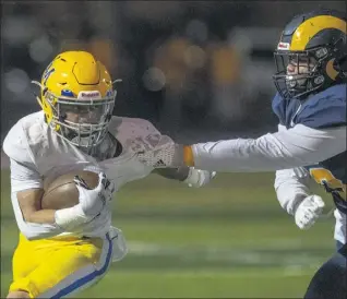  ?? PHOTO BY MICHAEL GOULDING ?? La Mirada’s Edward Lafferre, left, tries to escape the grasp of Millikan’s Damien Hernandez in Friday’s game. Lafferre ran for 133yards — his third straight 100-yard game — and the last-minute, game-winning TD.