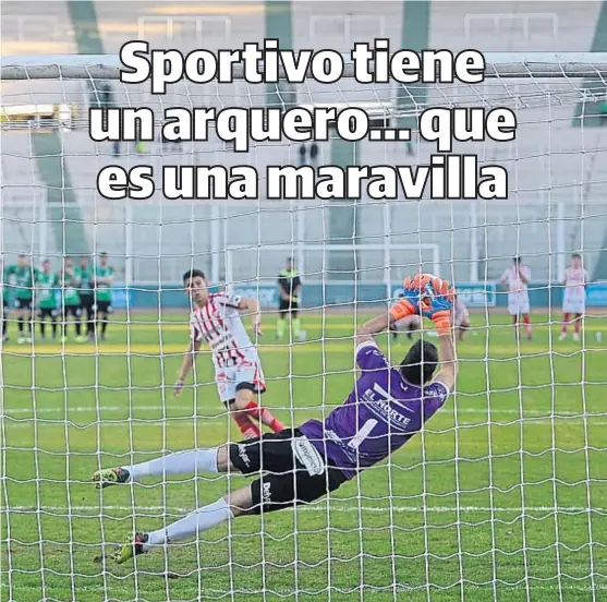  ?? (FACUNDO LUQUE) ?? Directo a la final. Cosentino, el arquero del equipo de San Francisco, le tapó el penal a Vella. Así, Sportivo se metía en la final.