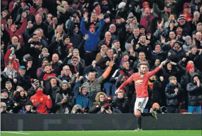  ??  ?? El español Juan Mata, durante un partido del Manchester United en Old Trafford.