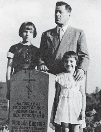  ?? © rr ?? Natascha Wodin (l.) met haar vader bij het graf van haar moeder.