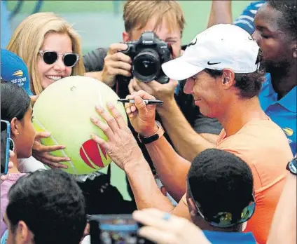  ?? FOTO: EFE ?? Rafa Nadal, que defiende título en Flushing Meadows, firmando autógrafos. El nº1 mundial defiende un montón de puntos