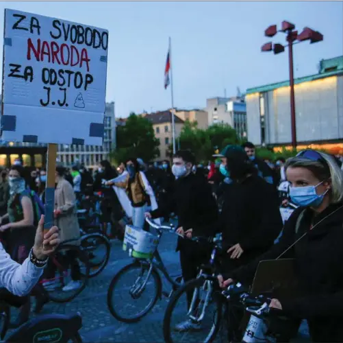  ??  ?? Flere gange har der vaeret demonstrat­ioner mod premiermin­ister Janez Jansa, siden han tiltrådte i marts 2020. Hans angreb på journalist­er og medier skaber bekymring i resten af Europa. Til sommer overtager Slovenien det roterende formandska­b for EU. Arkivfoto:
Borut Zivulovic/Reuters