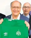  ?? GERALDO ALCKMIN INSTAGRAM ?? SC. Geraldo Alckmin recebe camisa da Chapecoens­e