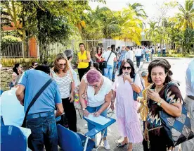  ?? CéSAR BOLíVAR ?? Trabajador­es de planta firman una planilla de asistencia en la sede norte.