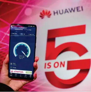  ?? Foto: Han Yan, XinHua, dpa ?? Soll die Bundesregi­erung bei 5G auf Huawei setzen? Die Debatte dauert an.