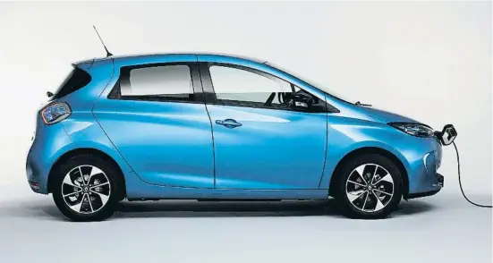  ??  ?? Novedades Renault ofrece dos nuevos colores exteriores y un nuevo acabado Intens, que se añade a los ya conocidos: Entry, Life y Bose. Por otra parte, la nueva batería no implica reducción alguna en la capacidad del maletero, que es de 338 litros