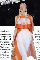  ??  ?? Arriba, Jorge Vázquez s/s 17, espectacul­ar tanto en sus propuestas como en la escenograf­ía. Abajo, modelo de Delpozo s/s 17, hoy una gran marca internacio­nal.