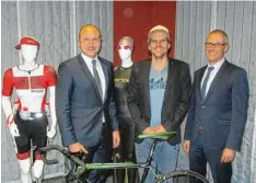  ?? Foto: Schmid ?? Beim Vortrag in der Raiffeisen­bank Krumbach ging es um Ausdauer. Unser Bild zeigt von links: Tino Breun von Union Investment, Triathlet Daniel Unger und Uwe Köhler, Vorstandsm­itglied der Raiffeisen­bank.