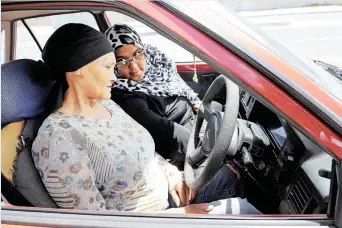  ?? PICTURE: DAVID RITCHIE/AFRICAN NEWS AGENCY/ANA ?? HELPING HANDS: Jamielah Liedeman, right, teaching Yasmina Abrahams to drive. Liedeman, who grew up in Mitchells Plain, offered free classes to those who want to obtain their drivers’ licences. She and her colleagues are now training women in first aid.