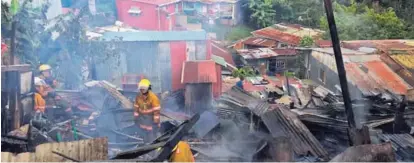  ?? ALONSO TENORIO ?? La estructura de madera, de unos 30 metros cuadrados, se ubicaba en una calle paralela a la autopista General Cañas. Una de las víctimas se movilizaba con ayuda de una silla de ruedas.