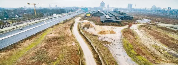  ?? FOTO: CHRISTOPH REICHWEIN ?? Auf dem Gelände des ehemaligen Güterbahnh­ofs in Duisburg könnte das größte Outlet-Center in Deutschlan­d gebaut werden.