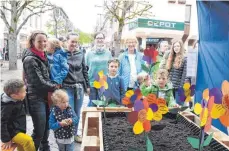  ?? FOTO: SABINE KRAUSS ?? Am Stand der Diakonie konnten die Besucher auf bunten Blütenblät­ter notieren, welche Verbesseru­ngen sie sich für behinderte Menschen wünschen.