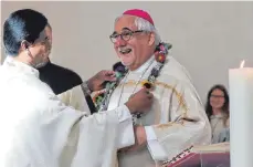  ?? FOTO: AFI ?? Eine indische Blumenkett­e als Geschenk von der Kirchengem­einde Salvator an Bischof Gebhard Fürst zum Missionsso­nntag.