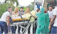  ??  ?? Socorrista­s trasladan a una de las sobrevivie­ntes al hospital Calixto García. Tres personas son reportadas en estado crítico.