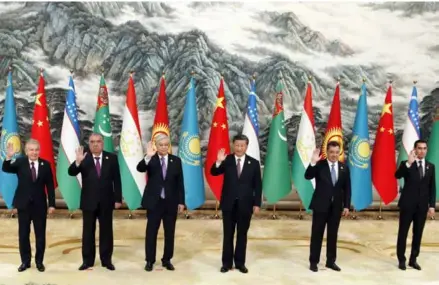  ?? ?? Chinese President Xi Jinping (3rd from right) attends a photo session with leaders participat­ing in the China-central Asia Summit in Xian in the central Chinese province of Shaanxi yesterday. KYODO Photo