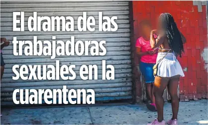  ??  ?? Dos mujeres dialogan en una zona del centro de Barranquil­la sin usar el tapabocas debidament­e.