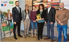  ?? Foto: AOK ?? Die Aktion „Mit dem Rad zur Arbeit“war auch im Landkreis Dillingen ein Erfolg. Ein Hauptpreis ging an Christine Bröll von der Firma Surteco Decor: (von links) Thomas Mehnert (Bereichsle­iter Firmenkund­en, AOK), Sabine Erdinger (AOK Beraterin im...