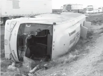  ?? /CORTESÍA ?? Este camión de la empresa Popeye, volcó en Zacatecas donde murieron varias personas