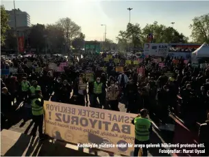  ??  ?? Kadıköy'de yüzlerce esnaf bir araya gelerek hükümeti protesto etti. Fotoğrafla­r: Murat Uysal