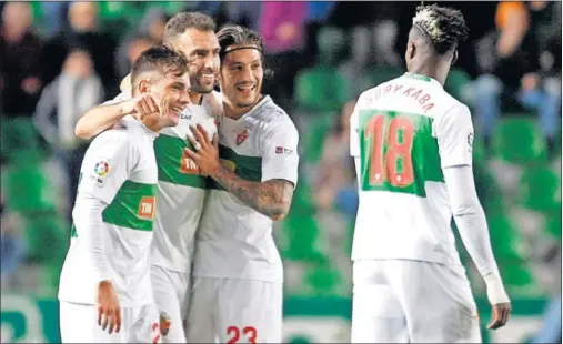  ??  ?? GOLAZO. Los jugadores del Elche felicitan a Gonzalo Verdú, tras marcar un golazo en los primeros compases.