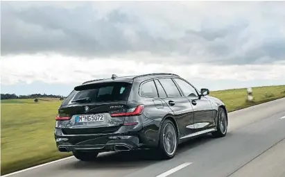  ??  ?? Equipa Parking Assistant, BMW Live Cockpit Plus con navegación y pantalla de control de 8,8 pulgadas