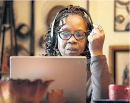  ?? ANTONIO PEREZ/CHICAGO TRIBUNE ?? Cherie Hunter, a contract tracer, prepares to make phone calls to people who have tested positive for COVID-19 from her home in Tinley Park.